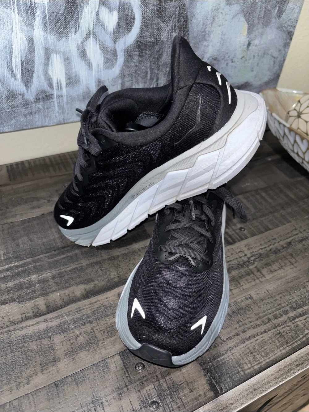 Hoka One One Arahi 6 running shoes WOMENS sz 9